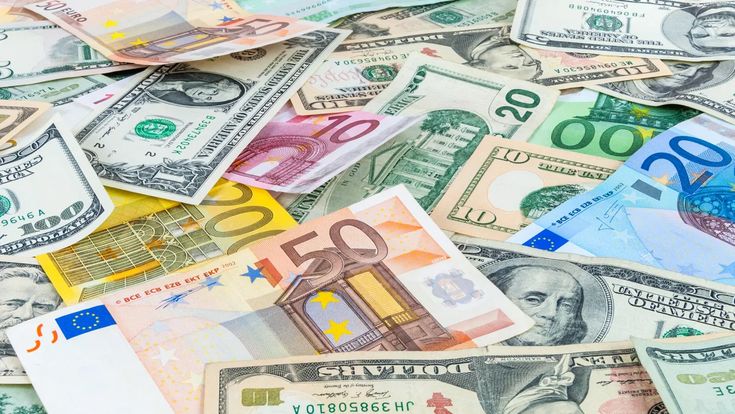 Këmbimi valutor 6 nëntor/ Me sa blihen e shiten dollari dhe euro, çfarë ndodh me monedhat e tjera