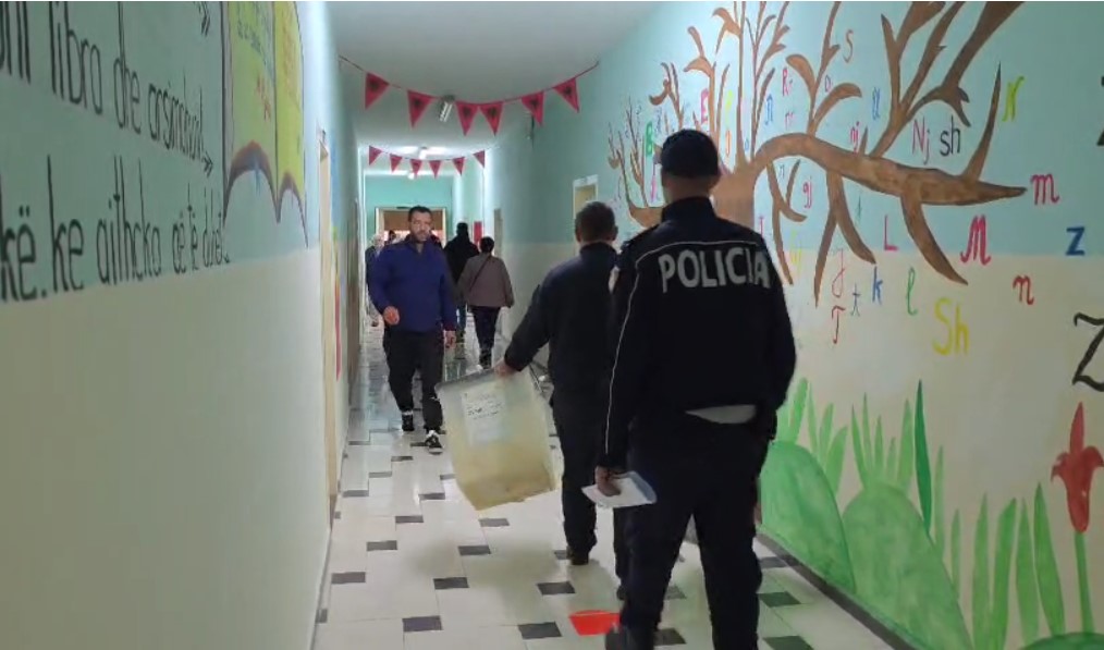 Mbyllet votimi në Cërrik, dorëzohet kutitë! Ja sa ishte pjesëmarrja