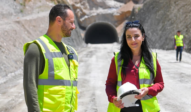 “Në darkë o zemër!”- Zbardhen përgjimet mes Belinda Ballukut dhe Ervis Berberit: Po futem në garazh, hajde lart më mirë, tek shkalla H