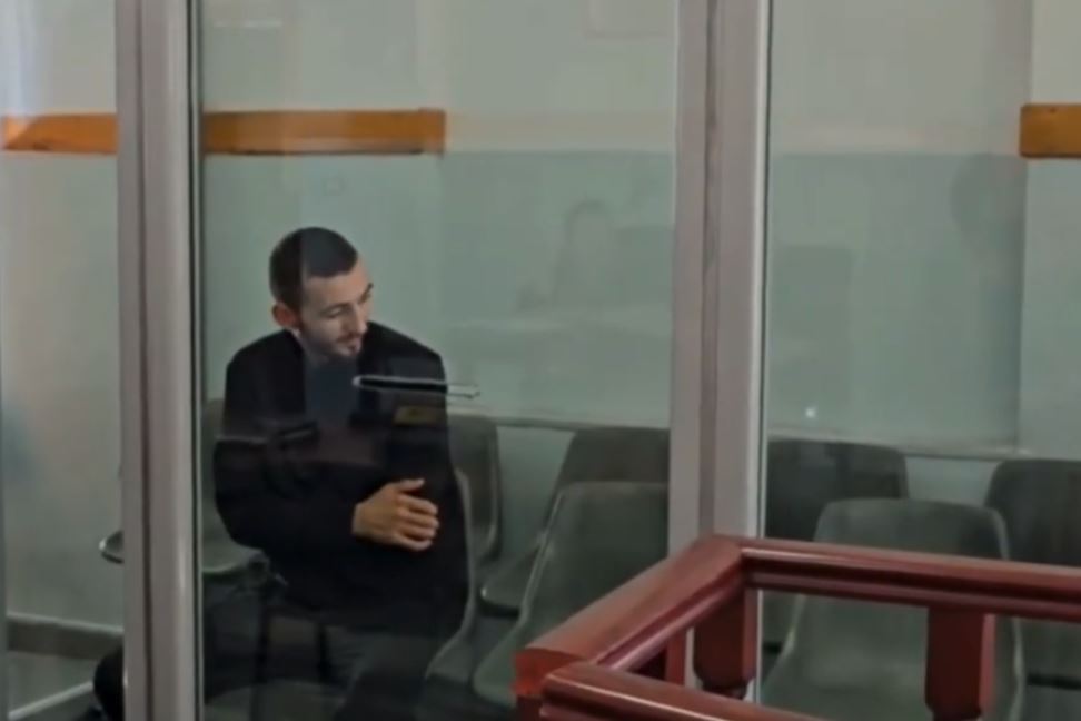 Pasi goditi me thikë në zemër të atin, mamaja e Marjanit tregon shënimet që i gjeti të birit: I kishte shkruar në fletë formati, kishte 10 copë! E dërgova tek doktoresha e mushkërive, por…