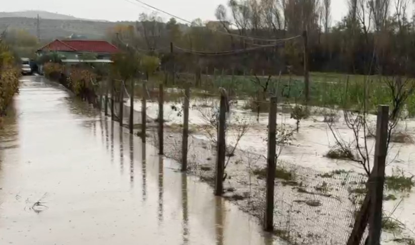 Përmbytje nga reshjet në Lezhë! Evakuohen 4 familje, ja zonat më të prekura