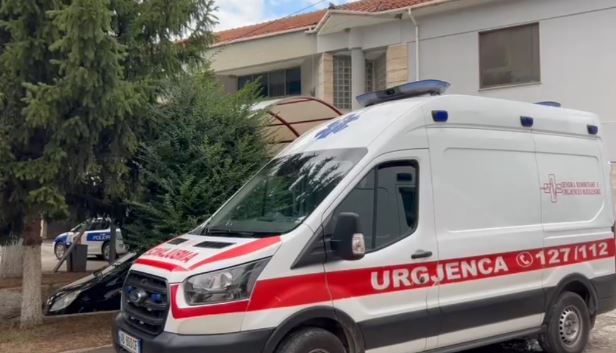 Ra nga ballkoni në sy të familjarëve, 40-vjeçari gjendet pa ndjenja në rrugë, vdes në Spital! Ja për çfarë dyshohet