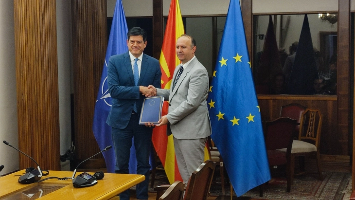 Ambasadori evropian Rokas e prezantoi në Kuvend raportin për përparimin e vendit drejt BE-së