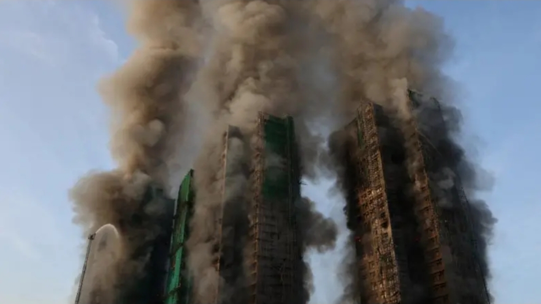 Rritet bilanci tragjik në Hong Kong  44 të vdekur  279 të zhdukur nga zjarri masiv