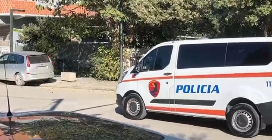 Shpërthim me eksploziv në portën e jashtme të një banese në Vlorë