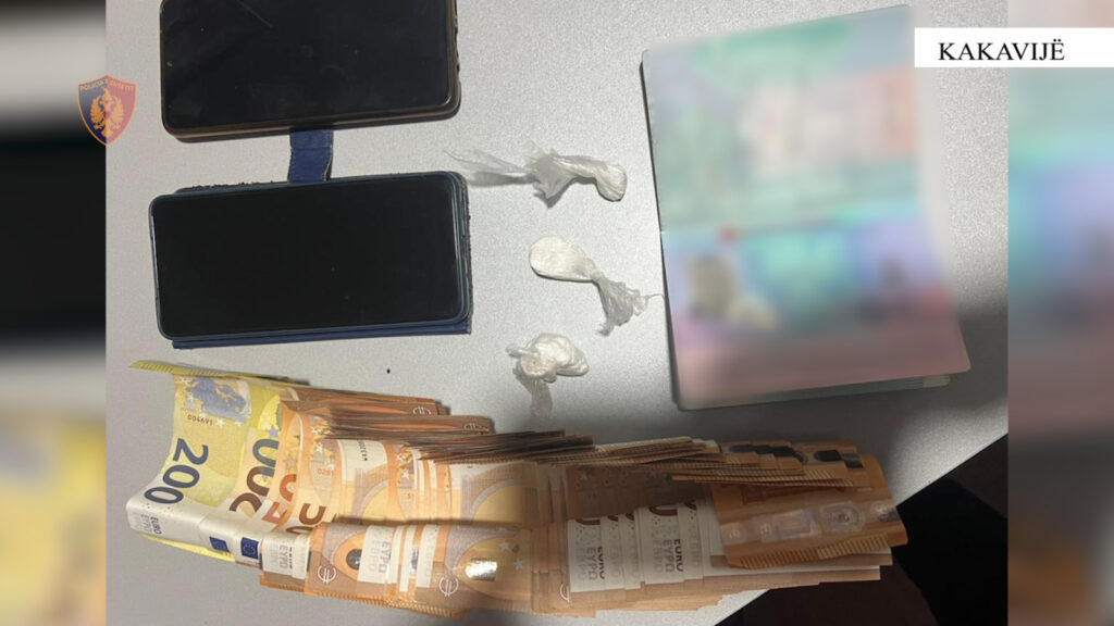 Tentuan të hynin në Shqipëri me lëndë narkotike dhe fishekë gjuetie, arrestohen dy persona në doganën e Kakavijës