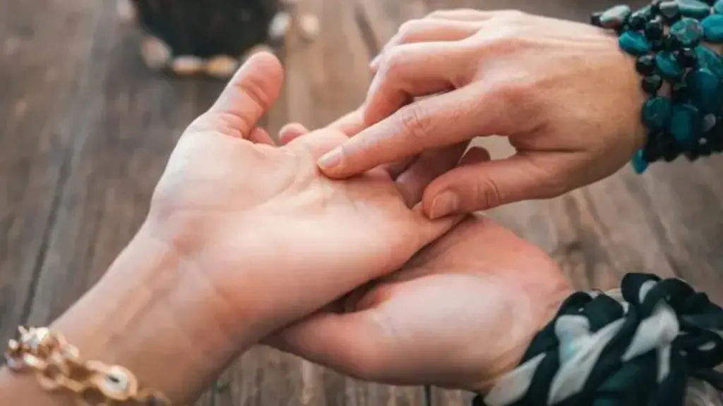 Zbuloni karakterin tuaj përmes leximit të duarve: Çfarë tregojnë vijat e dorës suaj?