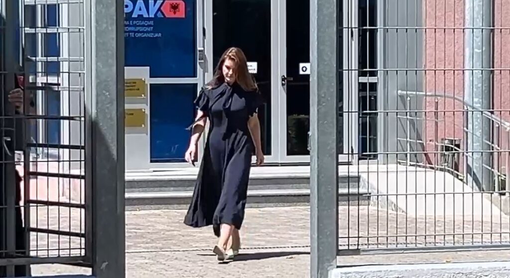 Nën hetim në dosjen e Erion Veliajt, bashkëshortja kryebashkiakut Ajola Xoxa paraqitet në SPAK