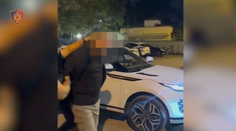 Dhunoi efektivin e burgjeve, prangoset 32-vjeçari pas disa muajsh në arrati! E pësojnë edhe 4 të tjerë