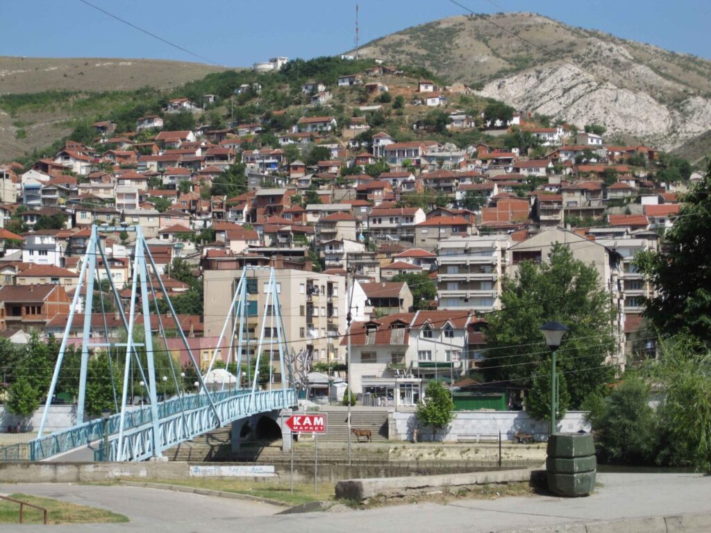 Katër vjet burg për nënën që braktisi foshnjën gjashtëmuajshe të vetme në qendër të Velesit në temperaturë mbi 40 gradë celcius