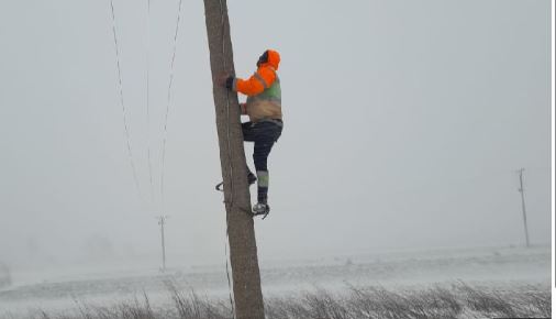 Moti i keq në Elbasan, shira të rrëmbyeshëm dhe ndërprerje energjie në disa zona malore