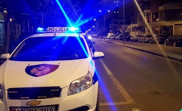 Plagosje me thikë në Vlorë, 30-vjeçari dërgohet me urgjencë në spital! Disa persona shoqërohen në komisariat