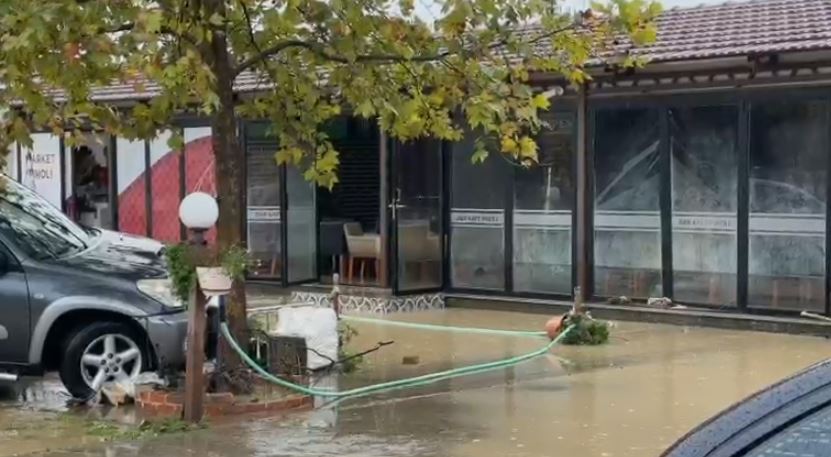 VIDEO/ Uji vë përpara gjithçka në Kurbin! Lokale, rrugë dhe toka të përmbytura, makina të shkatërruara dhe…