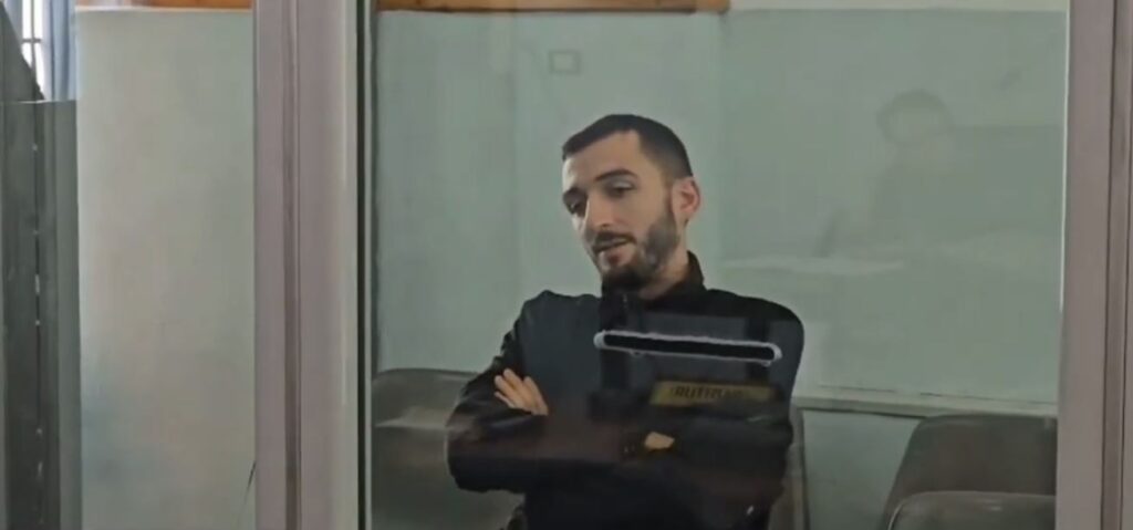 I buzëqeshur, del para gjykatës 25-vjeçari që goditi me thikë në zemër babain e tij