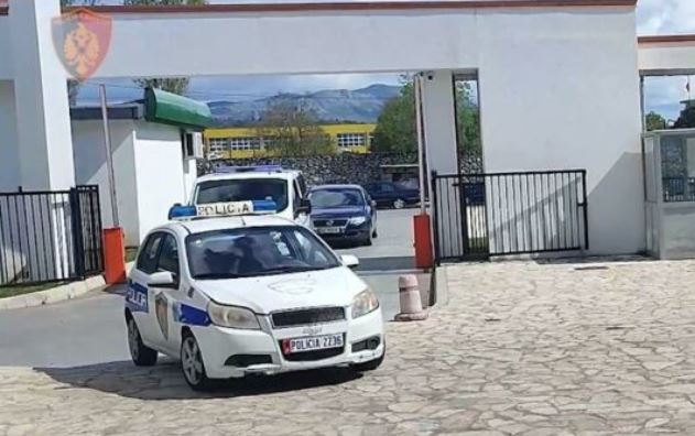 Arrestimi i dy vëllezërve, policia zbardh ngjarjen ku u qëllua me armë zjarri: Një 42-vjeçar u dhunua me sende të forta, sekuestrohet pistoleta dhe 4 makina! Si nisi konflikti