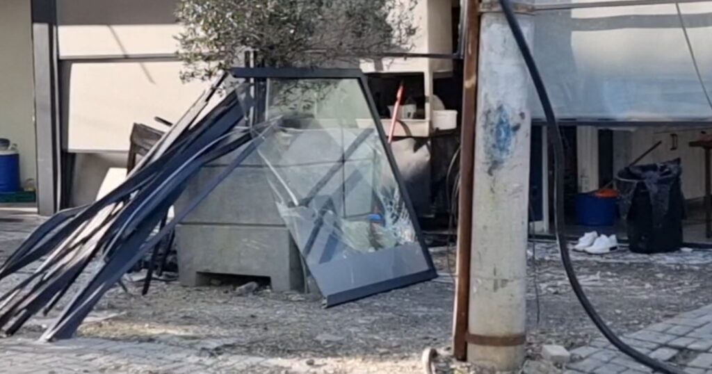 Shpërthim me tritol në restorant në Kamëz/ Pamjet tregojnë dëmin e shkaktuar! Autori i maskuar fiksohet nga kamerat, hedh lëndën plasëse dhe largohet me vrap! Çfarë deklaruan pronarët