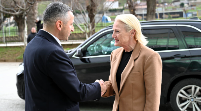 Kryetari i Dibrës Fisnik Mela, pret në takim pune ambasadoren e SHBA-së Aggeler