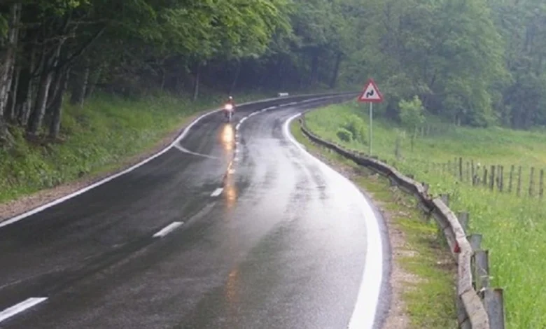 Komunikacioni zhvillohet pa probleme, por në disa segmente rrugët janë me lagështi