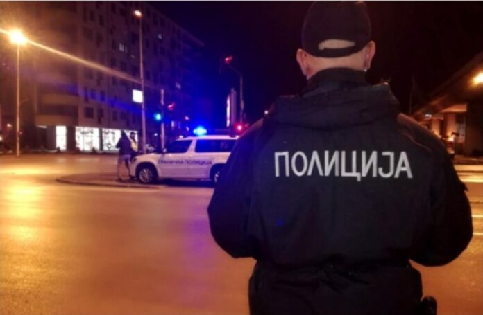 52 vjeçari nga Kosova përplaset me disa automjete të parkuara  kontejnerë dhe semafor në Shkup