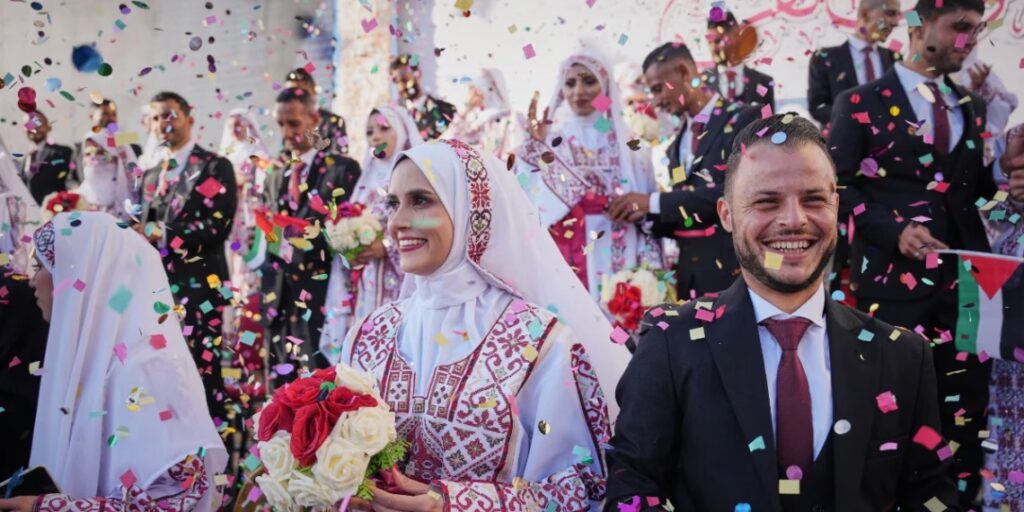 Ceremoni masive dasmash në Gaza: 54 çifte festojnë dashurinë mes rrënojave