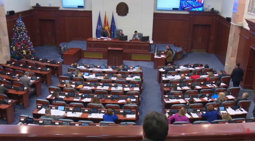 (VIDEO) Gjuha shqipe “Mollë Sherri” mes deputetëve të opozitës dhe pushtetit