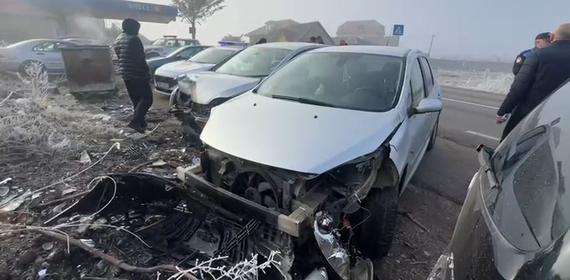Aksidentohen dy automjete në aksin Maqellarë–Peshkopi, plagoset gruaja shtatzënë! Makinat e bëra copash nga përplasja, pamjet nga vendngjarja