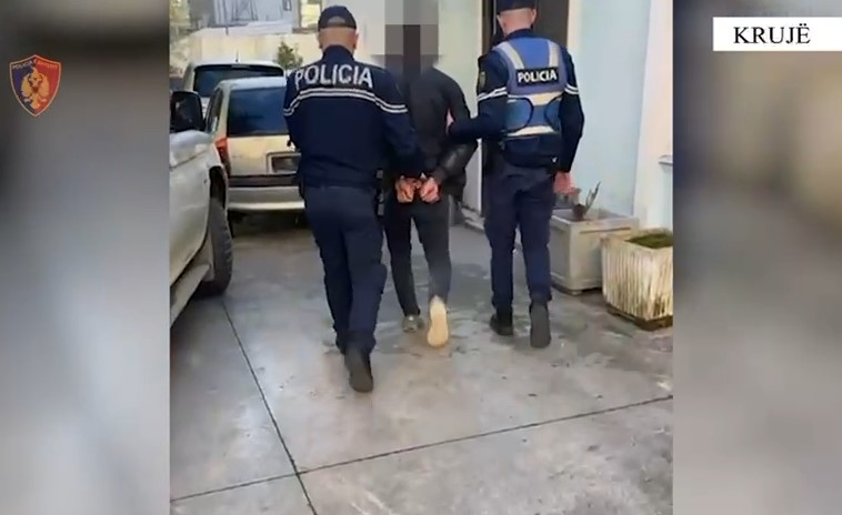 Arrestohet anëtari i një grupi kriminal të drogës në Krujë, i dënuar më parë me 6 vite burg (EMRI)