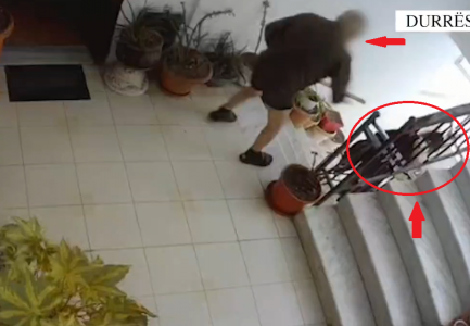 Burri tentoi të vrasë bashkëshorten me shkop druri, dalin pamjet nga momenti i sulmit! Gruaja 70-vjeçare tenton t’i shpëtojë duke u larguar me vrap nga shkallët por…