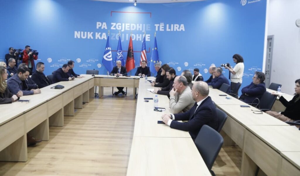 E PLOTË- “Po kanalizojnë zemërimin e njerëzve te ne”- Zbardhen replikat me dyer të mbyllura! Deputeti i PD: Protestën ta spostojmë të dielën, të mos jetë shëtitje! Noka përplaset ashpër me Salianjin