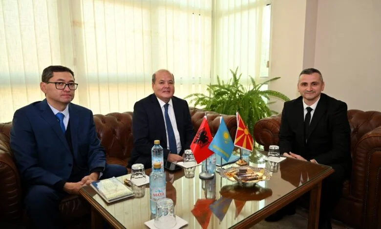 Kryetari i Dibrës, Fisnik Mela, priti në takim zyrtar ambasadorin e Kazakistanit