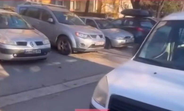 Shpohen gomat e 32 veturave në një parking në Shkup
