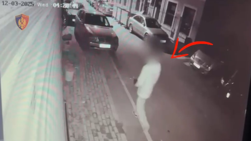 EMRAT+VIDEO- Vidhte sendet nëpër makina dhe subjekte, më pas i shiste! Policia arreston një 34-vjeçar, në pranga edhe një person tjetër pasi…