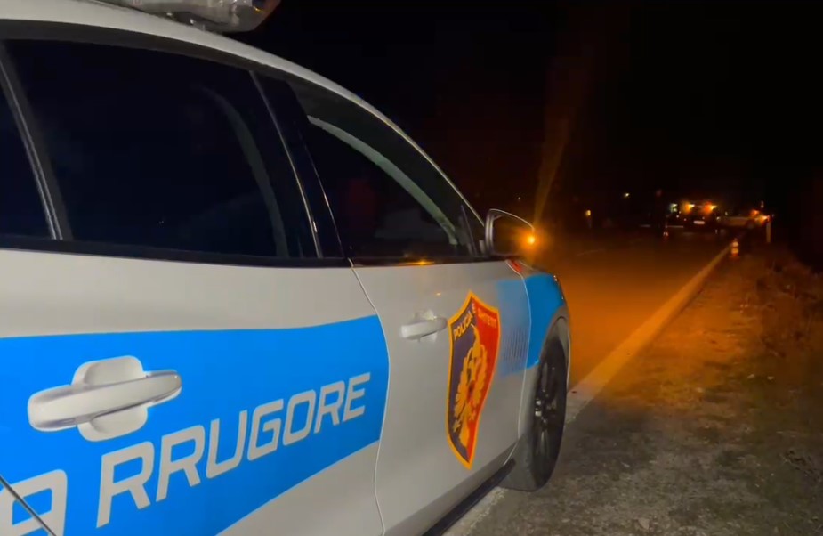 EMRI/ Aksident në aksin Tapizë-Fushë Krujë, 19-vjeçari përplas për vdekje me makinë këmbësorin