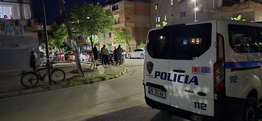 EMRI/ Plagosje me armë zjarri në Mamurras, 50-vjeçari përfundon në spital