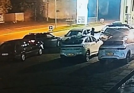 VIDEO/ Publikohen pamjet e vrasjes me dy plumba në kokë të biznesmenit Mondi Mëhalla! Momenti kur ekzekutorët i afrohen dhe e qëllojnë në makinë