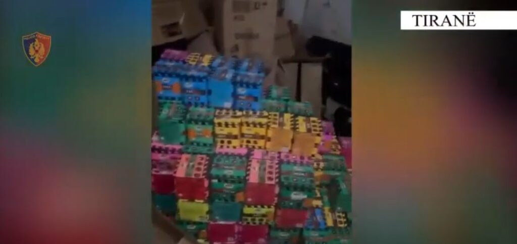 FOTO/ Magazina me fishekzjarre në Tiranë, do shiteshin për festat e fundvitit! Në pranga pronari, sekuestrohen 40 koli me lëndë piroteknike
