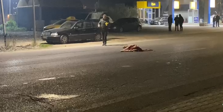 FOTOLAJM/ Pamje të rënda nga aksidenti në Tapizë, trupi i viktimës bëhet copash në rrugë pas përplasjes nga 19-vjeçari me “Audi”