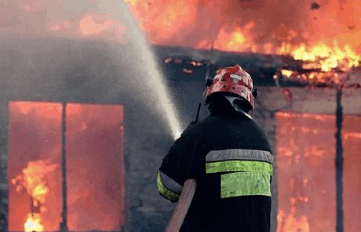 Mbrëmë ka shpërthyer një zjarr i madh në një magazinë në Shkup