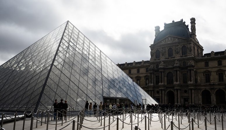 Nuk kanë fund telashet për Luvrin, rrjedhja e ujit dëmton me qindra vepra