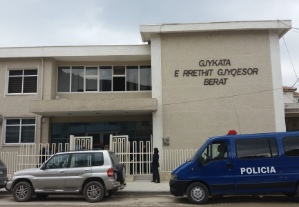 Nxjerrje sekreti shtetëror, lojëra fati dhe armëmbajtje pa leje! Dënohet me burg ish-kreu i SHISH dhe djali i tij