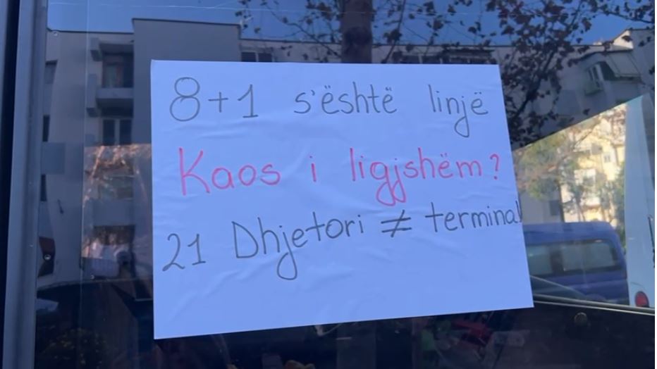 “Rregulla për disa, kaos për të tjerët” – Linjat e transportit interurban në Vlorë në protestë kundër konkurrencës së paligjshme: Shkelje me targë të verdhë, vjedhje me leje