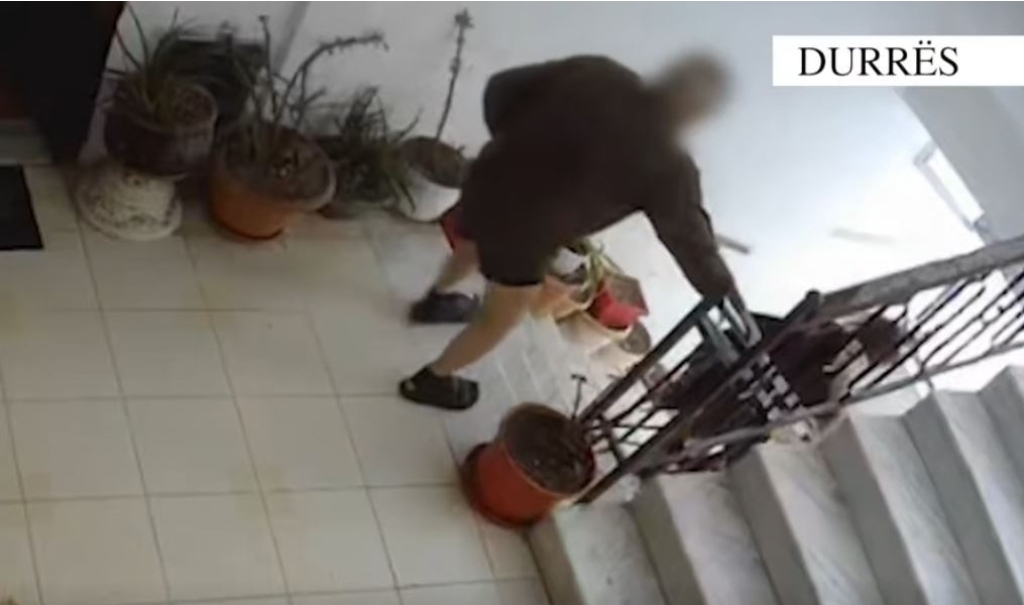 Dalin pamjet, 76 vjeçari në Durrës tenton ta vrasë bashkëshorten me shkop të drurit