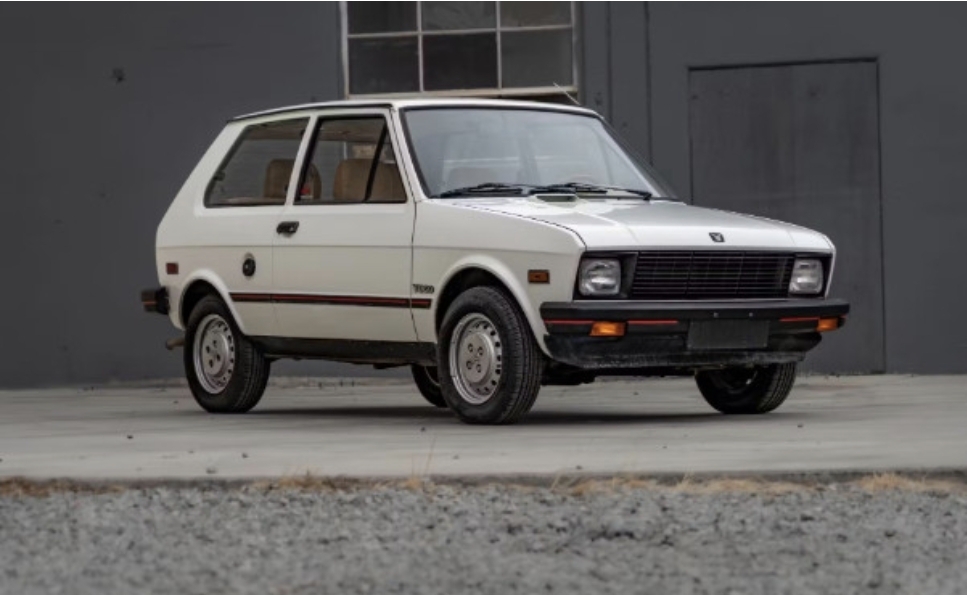 Hajduti tenton të vjedhë një ‘Yugo’ në Bërvenicë, por bëhet nervoz kur makina nuk ndizet dhe i vë flakën