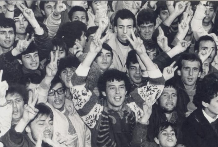 “8 Dhjetori, ngjarje që ndriçon dinjitetin e shoqërisë tonë”- Dita e Rinisë, Salianji: Mirënjohje përjetë të gjithë të rinjve që u bashkuan për t’i dhënë fund mjerimit të Shqipërisë!