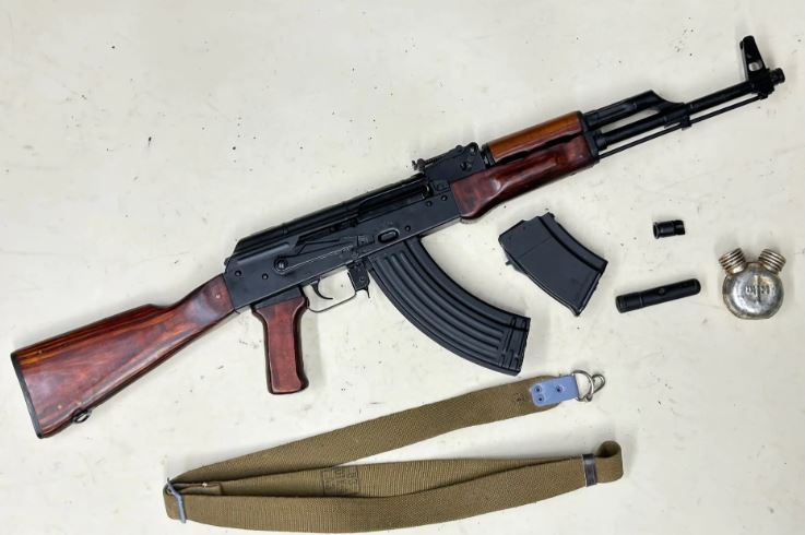 U nisën drejt Italisë me valixhe të mbushur me 5 “Kallashnikovë”, arrestohen dy shoferë shqiptarë! Kaluan nga Hani i Hotit, hetime edhe në Shqipëri! Armët për grupe kriminale