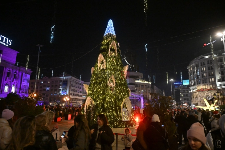 (VIDEO) Bota përcjell vitin 2025, Shkupi feston pa artistë shqiptar