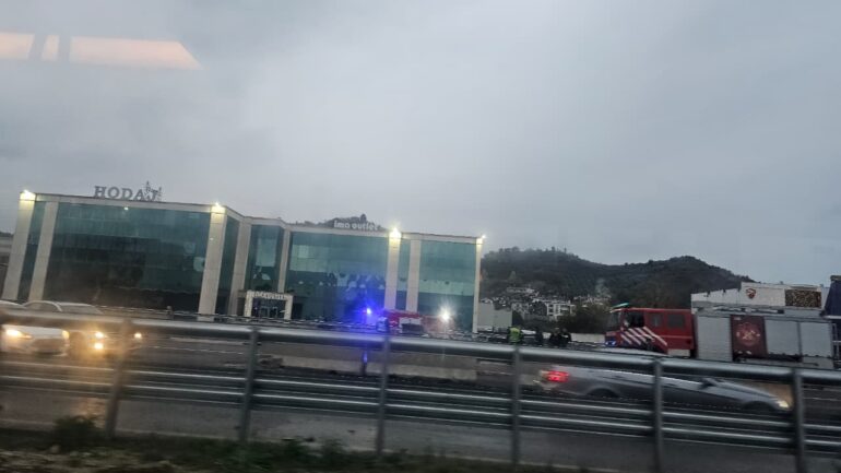 Aksident i rëndë në autostradën Durrës-Tiranë! Makina humb kontrollin dhe përplaset me bordurat anësore, shpërthen në flakë