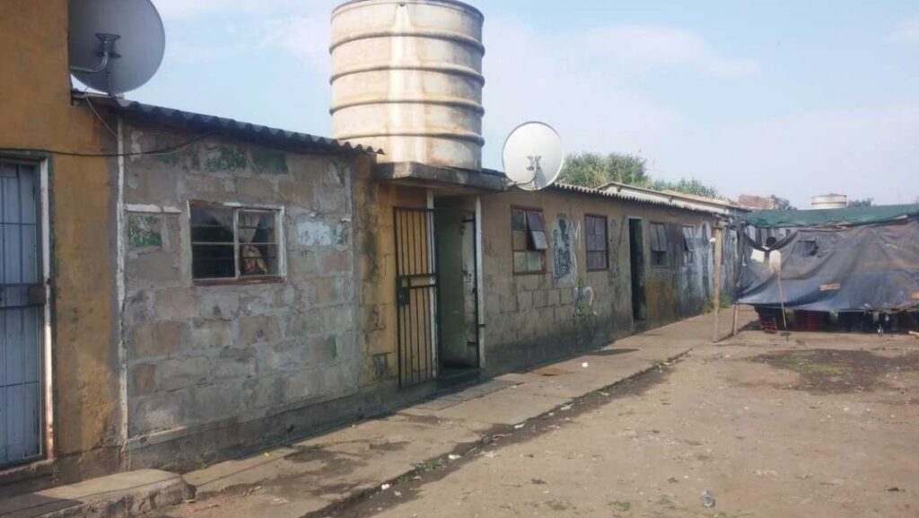 Persona të armatosur hyjnë në hostel dhe vrasin 11 vetë, 14 të tjerë plagosen, mes viktimave dhe një fëmijë 3-vjeçar!