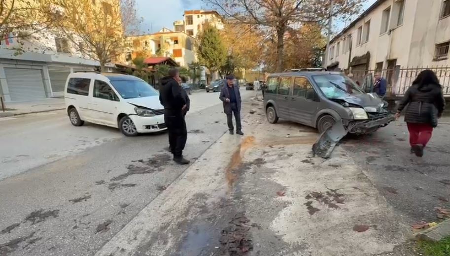Aksident në Fier/ Mjeti del nga kontrolli dhe godet makinën e parkuar, plagoset drejtuesi