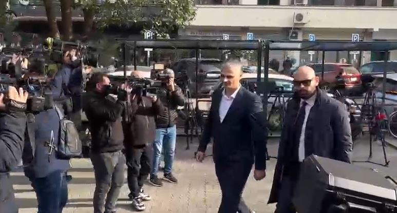 Seanca në Apelin e GJKKO-së ndaj Belinda Ballukut, zv.kryeministrja përfaqësohet nga avokatët! Mbërrijnë në gjykatë Gentian Gjyli e Erald Elezi